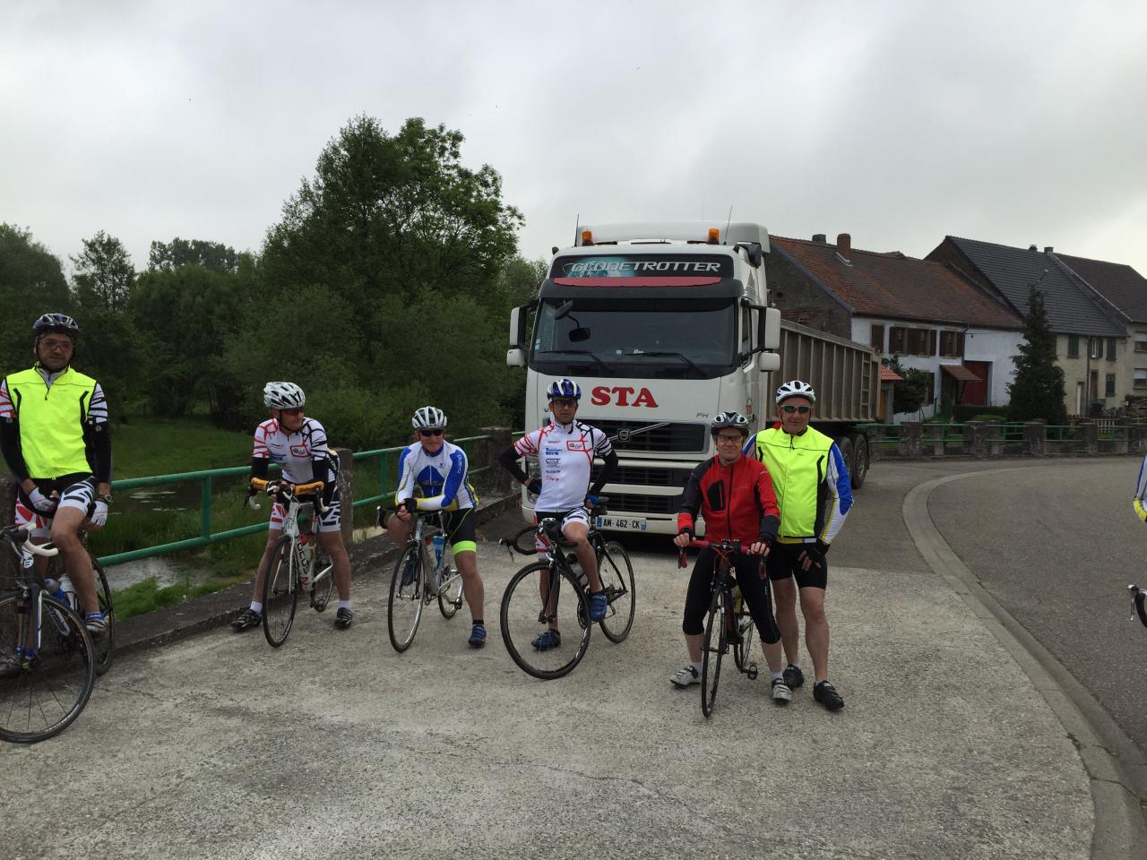 Dimanche route : Groupir devant le camion