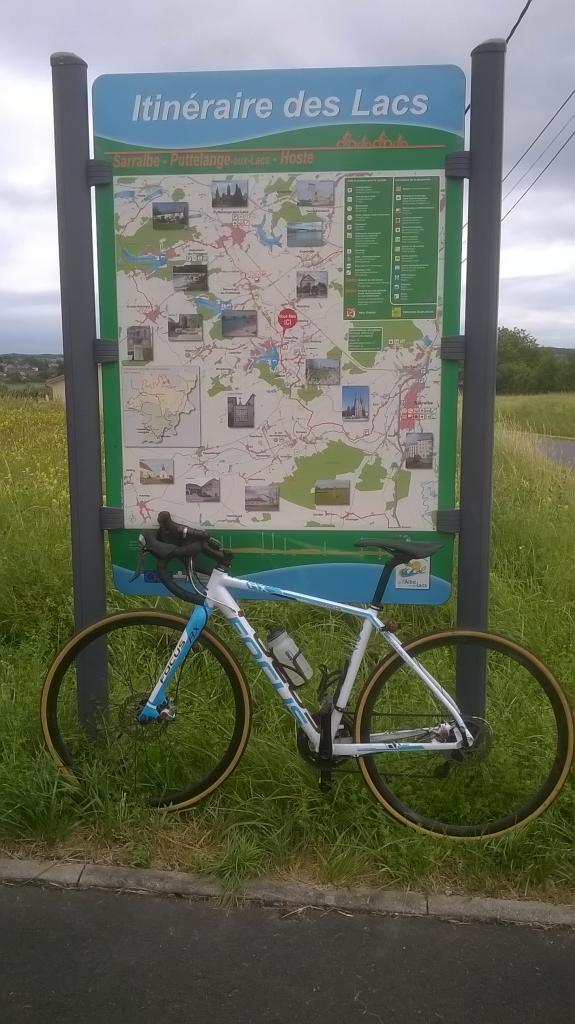 Dimanche : Coucou de la piste cyclable entre l'Albe et les lacs